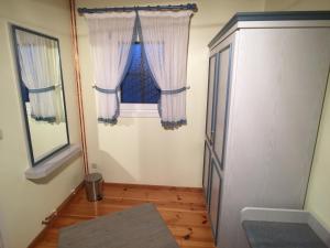 a small room with a window and a wooden floor at Hotel & Restaurant Zur Spreewälderin in Golßen