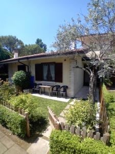 a house with a table and chairs in the yard at La Palma in Sirmione