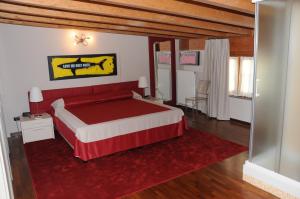 a bedroom with a red bed and a red rug at Residenza Segrate Centro Segrate in Segrate
