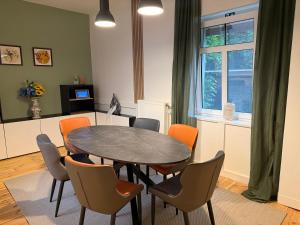 a dining room with a table and chairs at Pimpompul Vakantiewoning in Oudenaarde