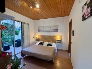 a bedroom with a bed in a room at La Casa Sulla Scogliera in Cefalù