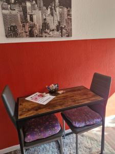 a table and two chairs in a room at Apartment 4 nähe Elmshorn Barmstedt in Bokholt-Hanredder