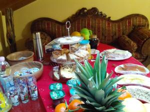 einen Tisch mit einem roten Tischtuch mit Futter drauf in der Unterkunft B&B Paradiso in Negrar