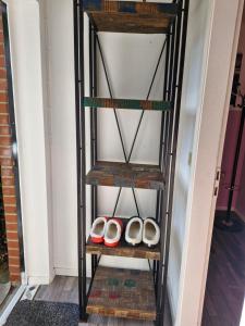 a ladder shelf with three pairs of shoes on it at Apartment 4 nähe Elmshorn Barmstedt in Bokholt-Hanredder