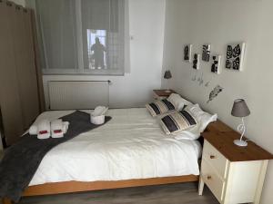 a bedroom with a bed with shoes on it at Appartement rénové, RDC, proche commodités in Armentières