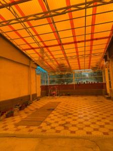 ein großer Raum mit gelb-roter Decke in der Unterkunft Arnas in Barskoon