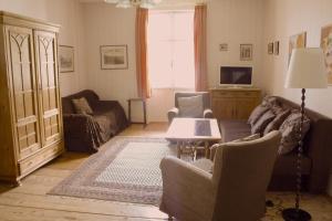 ザンクト・ギルゲンにあるVilla Helenaのリビングルーム(ソファ、椅子、テーブル付)