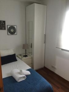 1 dormitorio con 1 cama con 2 toallas en Apartamento FIRA Barcelona en Hospitalet de Llobregat