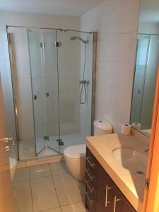 een badkamer met een douche, een toilet en een wastafel bij Apartamento FIRA Barcelona in Hospitalet de Llobregat