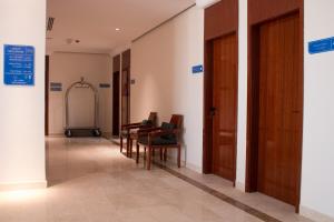 a hallway with two chairs and a table in a building at Souq Beach Hotel فندق سوق الشاطئ in Salalah