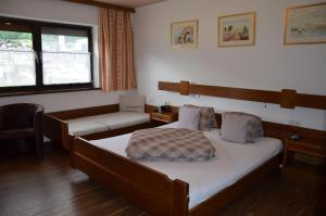 a hotel room with two beds and a window at Gästehaus Wildauer in Schlitters