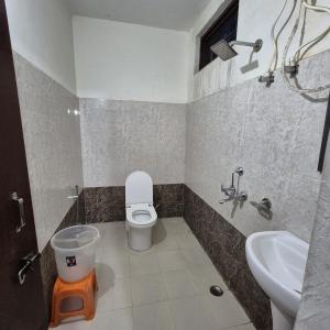 ein Badezimmer mit Toilette und Waschbecken in der Unterkunft Devadidev Retreat in Gupta Kāshi
