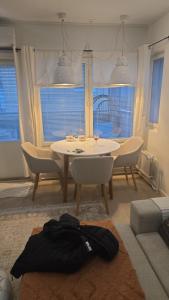a living room with a white table and chairs at LinnankadunHelmi in Savonlinna