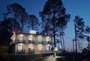 a building with lights on top of it at night at Shivansh Hotel in Kānda