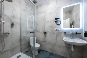 ein Badezimmer mit Dusche, Toilette und Waschbecken in der Unterkunft Hotel Korek in Frýdek-Místek + 87 Fotos