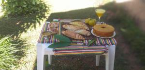 ein Picknicktisch mit einem Teller Essen und Brot in der Unterkunft Camping 4m in Aiuruoca