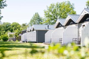 a row of white fences in front of a barn at Vakantiepark Witterzomer Assen in Assen