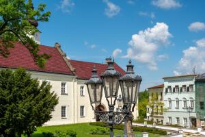 eine Straßenlaterne vor einem Gebäude in der Unterkunft Hotel Korek in Frýdek-Místek