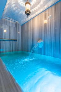 an indoor pool with an aquarium with a fish in it at Royal Capital Thermal & Spa Hotel in Bursa