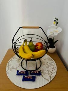 a bowl of fruit on top of a table at KA Home in Petrich