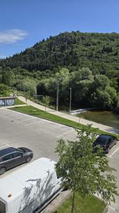 ein Parkplatz mit zwei Autos und einem Berg in der Unterkunft Apartman Anđa in Široki Brijeg