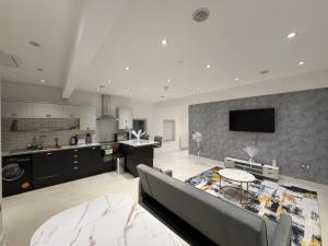 Curated visual reference: Fresh Look at Luxury 2 Bdr Penthouse Free Parking Sleeps 6 Wolverhampton Tarifs