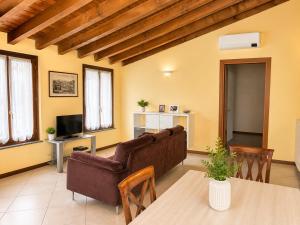 a living room with a couch and a table at Residenza La Torre Pizzighettone in Pizzighettone