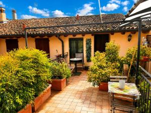 a patio of a house with potted plants at Residenza La Torre Pizzighettone in Pizzighettone
