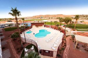 Bazén v ubytování Holiday Inn Resort Mesquite by IHG nebo v jeho okolí