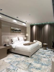 a bedroom with a large bed and a large rug at فندق ايلانا بلس in Farasan