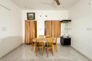a dining room with a table and chairs at FM Villa Auroville in Pondicherry