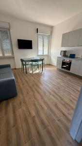 a living room with a table and a kitchen at Apppartamenti La Fiorentina 609 in Gagno