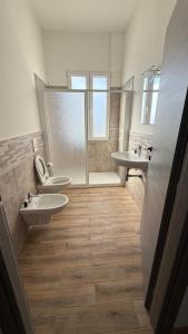 a bathroom with two sinks and a shower at Apppartamenti La Fiorentina 609 in Gagno