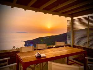 ein Zimmer mit einem Tisch und Meerblick in der Unterkunft Casa Ponente in Istérnia