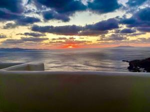 eine Badewanne mit Blick auf den Ozean bei Sonnenuntergang in der Unterkunft Casa Ponente in Istérnia + 33 Fotos