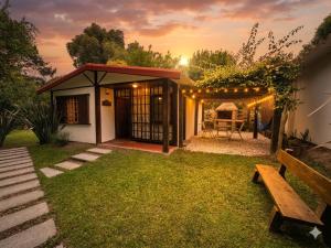a small house with a bench in a yard at Mauruuru in La Pedrera