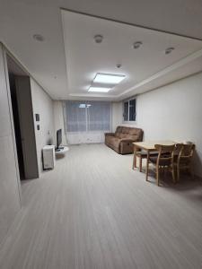 a large room with a table and a couch at 청라 스테이 22층 뷰 공항 송도 검단 김포 in Kojan