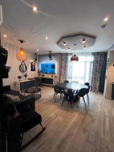a living room with a table and chairs and a couch at AniCa IV De Cine in Tomelloso