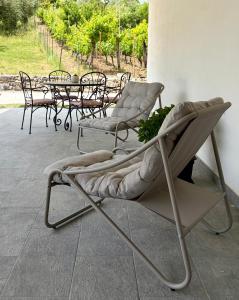 a group of chairs and a table with a plant at Al Capannone di Pietro in Colli al Volturno