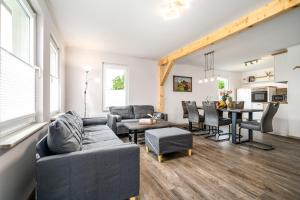 a living room with a couch and a table at Ferienhaus Alt-Gaarz in Lärz