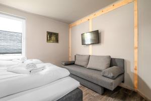 a bedroom with a bed and a couch at Ferienhaus Alt-Gaarz in Lärz