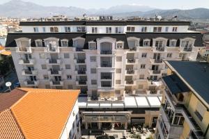 eine Luftaufnahme von Gebäuden in einer Stadt in der Unterkunft Hotel Mozart in Shkodra