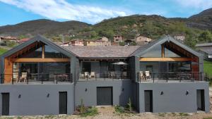 a house with a mountain in the background at La Finca del Valle in Valle de Vegacervera