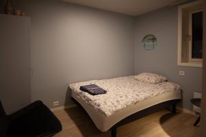 a small bedroom with a bed in a room at Yess-Vadsø in Vadsø