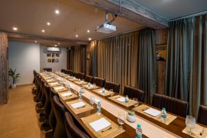 ein großer Konferenzraum mit einem langen Tisch und Stühlen in der Unterkunft Anthurium Hotel in Mapusa