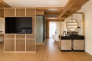 a bathroom with a tub and a large mirror at Tuke Light Hotel Jiuzhaigou 途客轻居酒店九寨沟店 in Jiuzhaigou