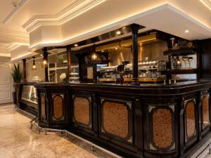 a bar in a restaurant with a counter at Hôtel le calife in Tunis