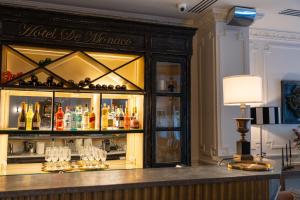 eine Bar in einem Hotel mit einem Spirituosenschrank in der Unterkunft Hotel De Monaco in Cap d'Ail + 67 Fotos