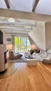 a living room with two couches and a table at Kunst küsst Küste in Hohwacht
