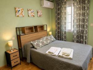 a bedroom with a bed with two towels on it at CASA DOVELA in Jarandilla de la Vera